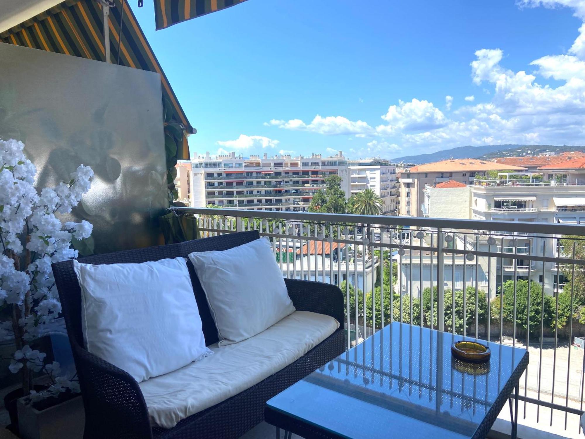 Appartement Belle Terrasse Pres Du Martinez Et Des Plages! Cannes