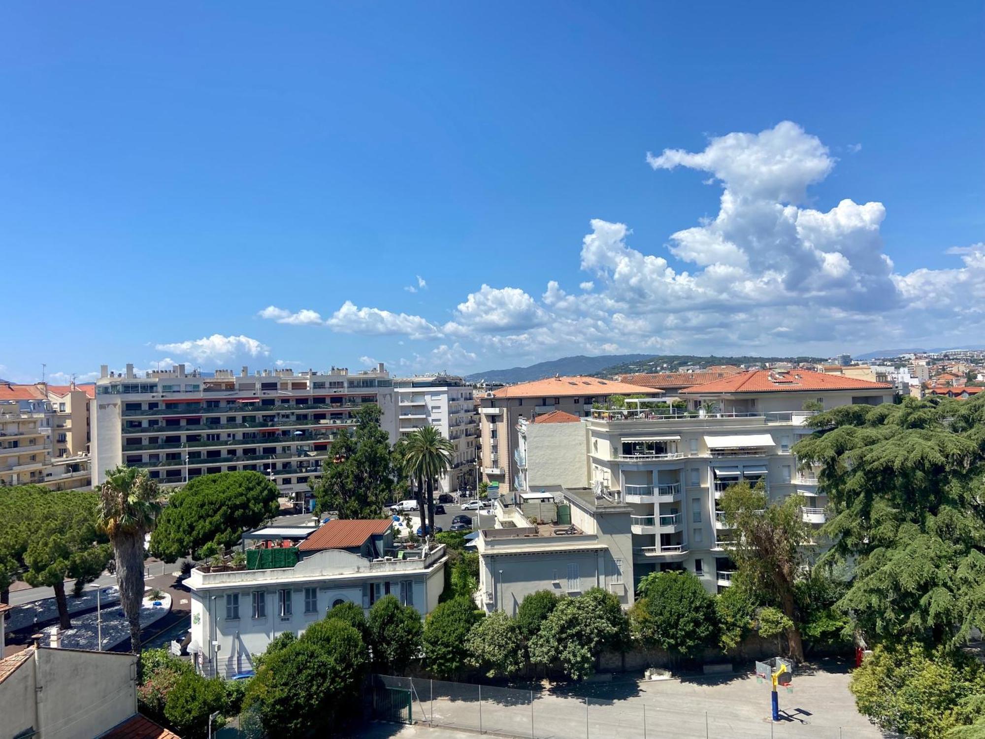 Appartement Belle Terrasse Pres Du Martinez Et Des Plages!