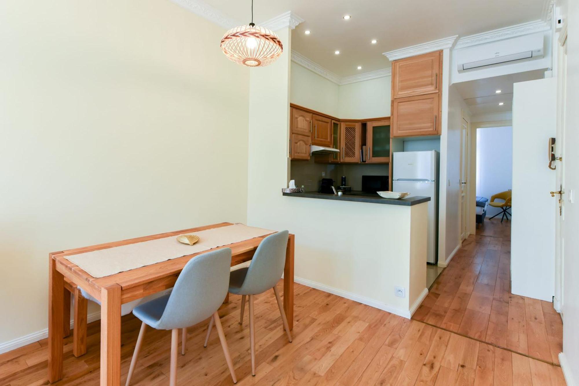 Apartment Le Constantin Avec Balcon, Emplacement Privilegie Pour 2 Personnes Dans Le Centre