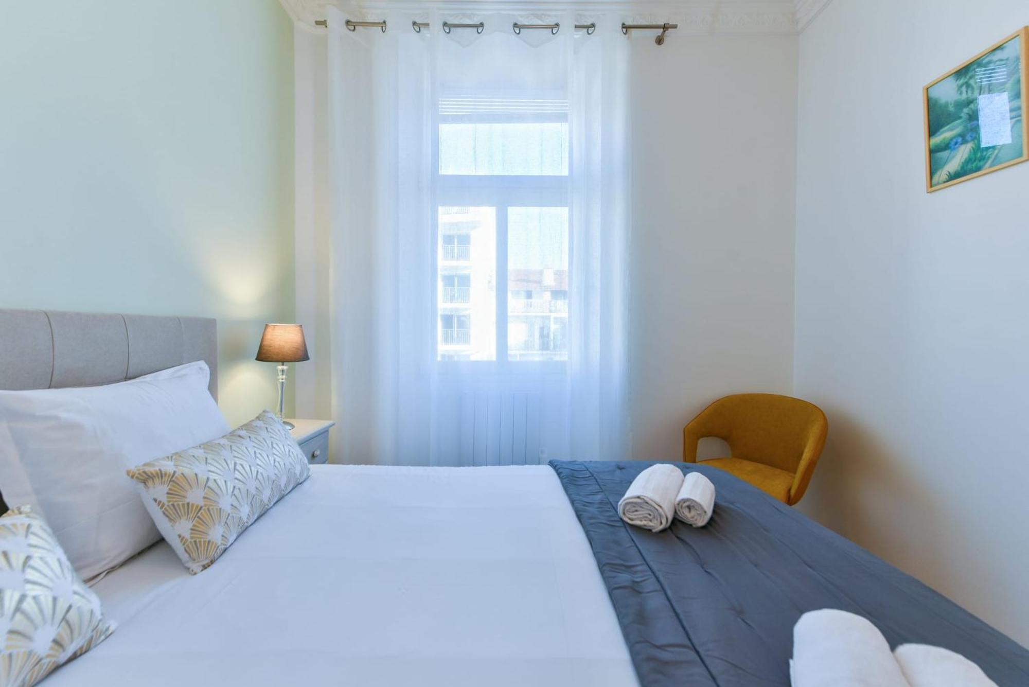 Le Constantin Avec Balcon, Emplacement Privilegie Pour 2 Personnes Dans Le Centre *