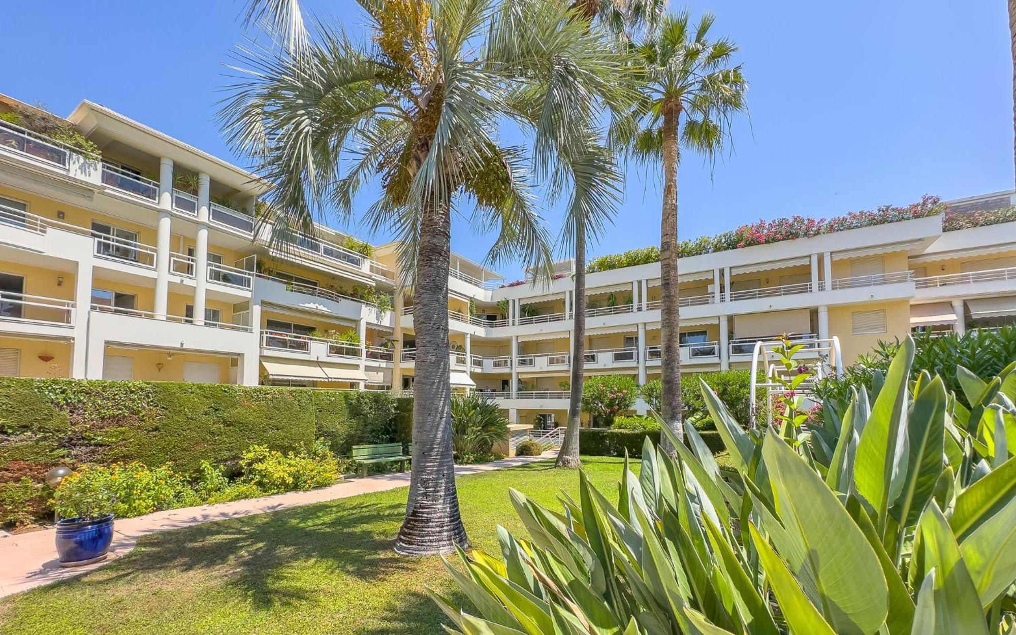 Le First By Winsome Destination Apartment