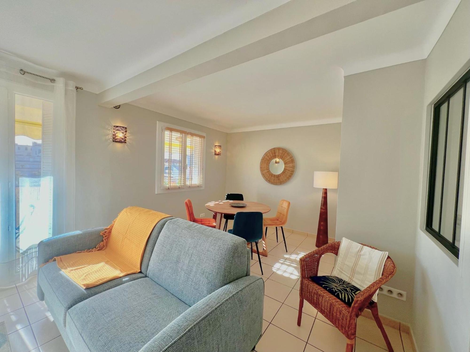 Savannah Proche Carlton, By Welcome To Apartment *