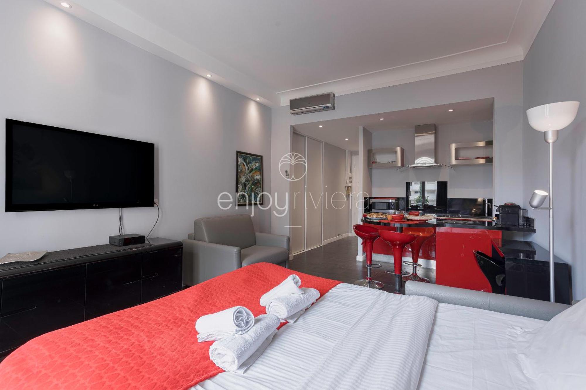 Apartment Palais Miramar - & B31 - Croisette Emplacement Unique - 20m - Wifi - Clim Cannes