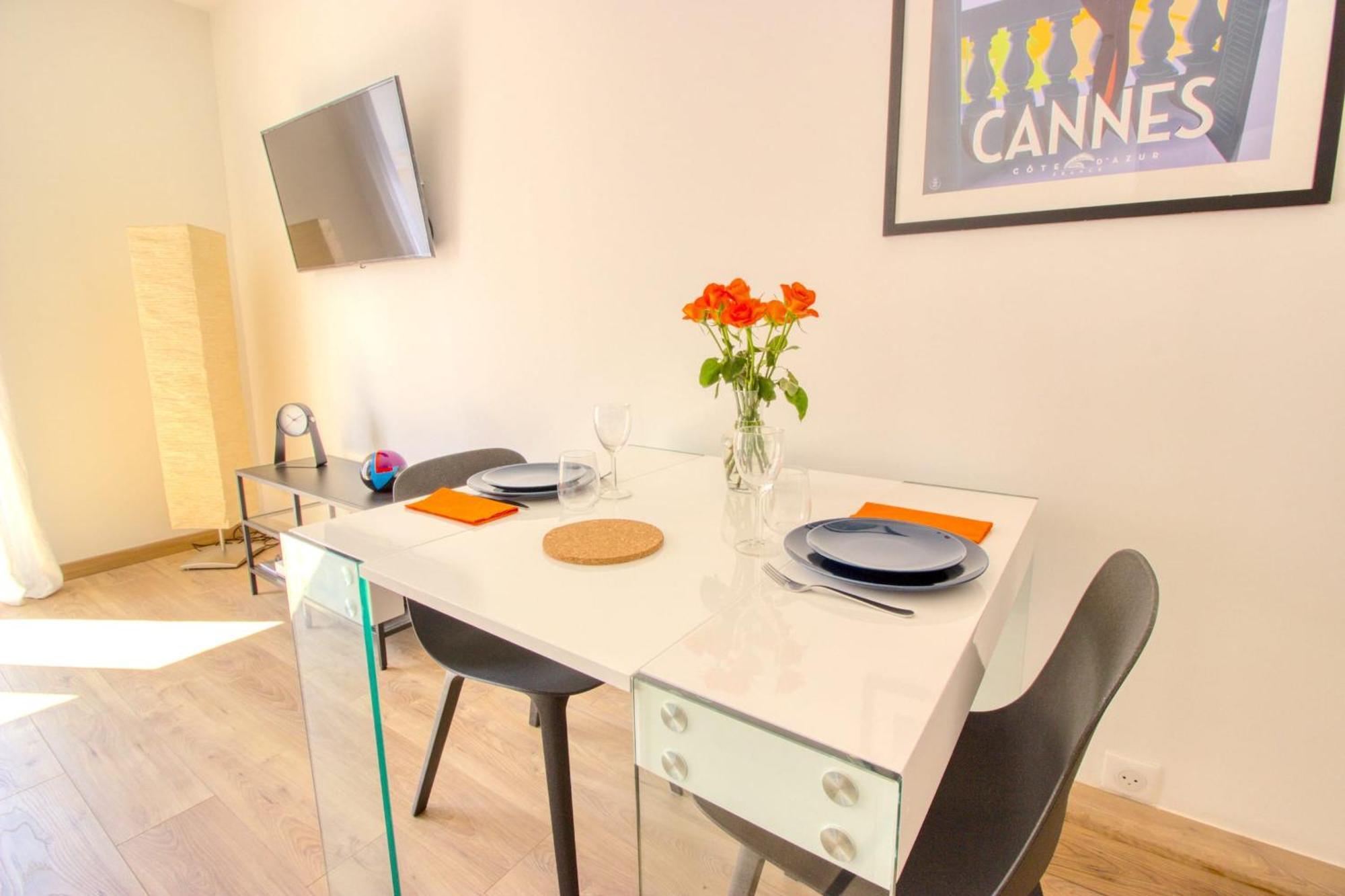 Apartment Croisette - 4 Personnes - Vue Cannes