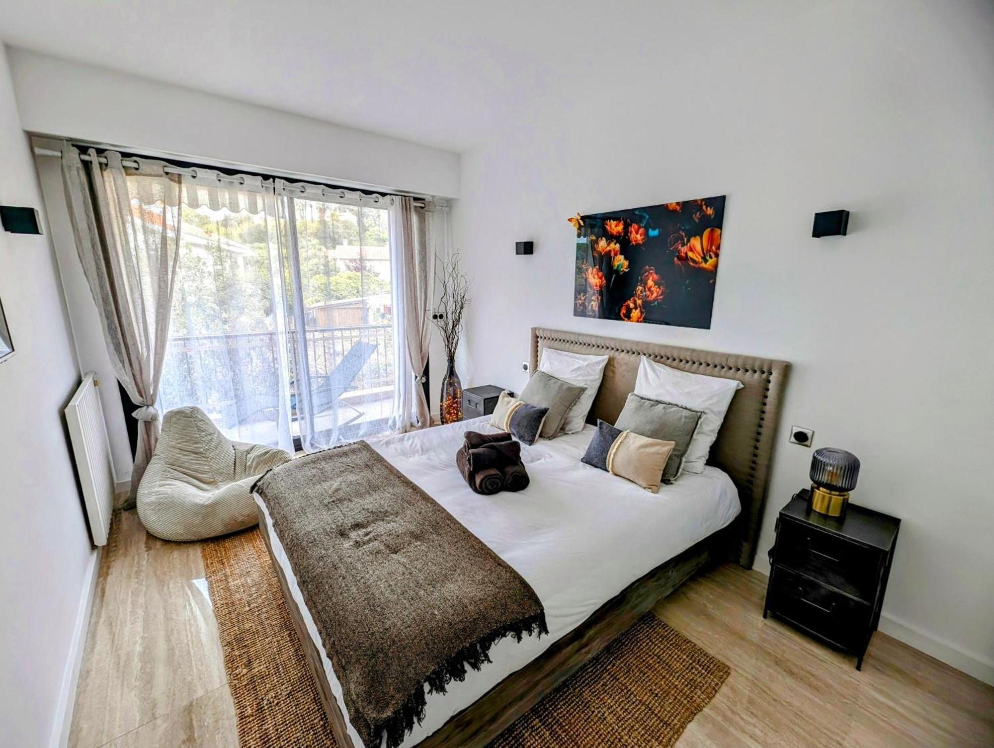 2 Bedrooms Seafront *