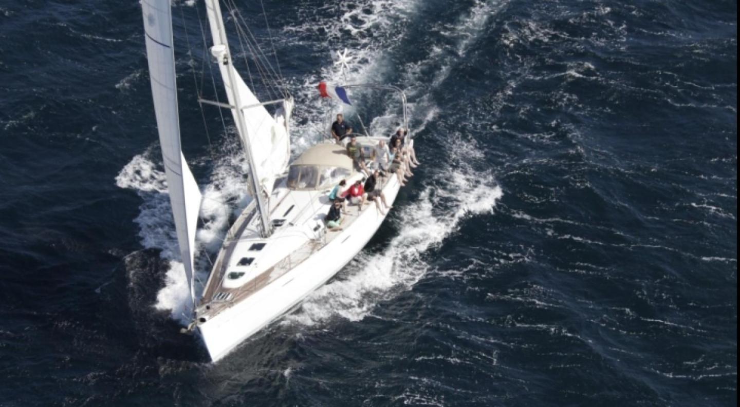 Sailboat Beneteau Botel