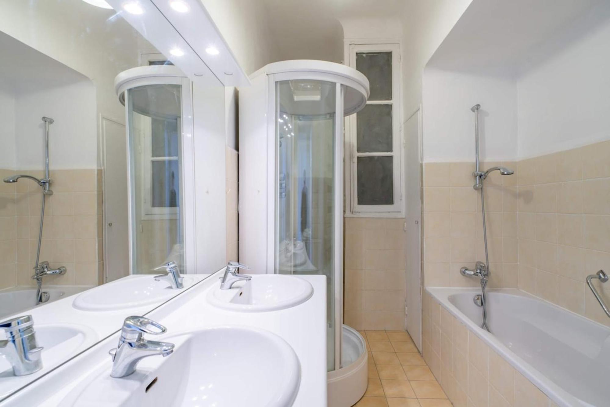 Wonderful 3 Bedroom Overlooking The Old Port Cannes