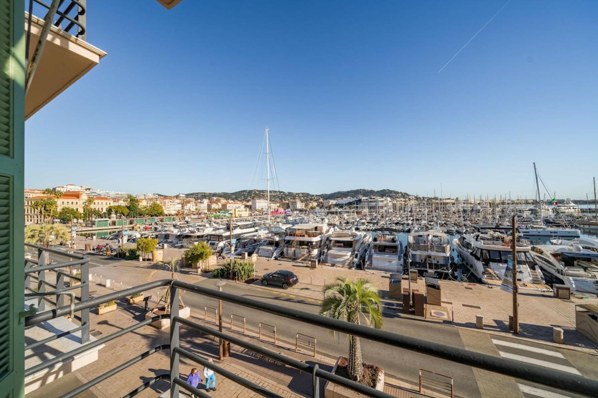 Wonderful 3 Bedroom Overlooking The Old Port Apartment Cannes