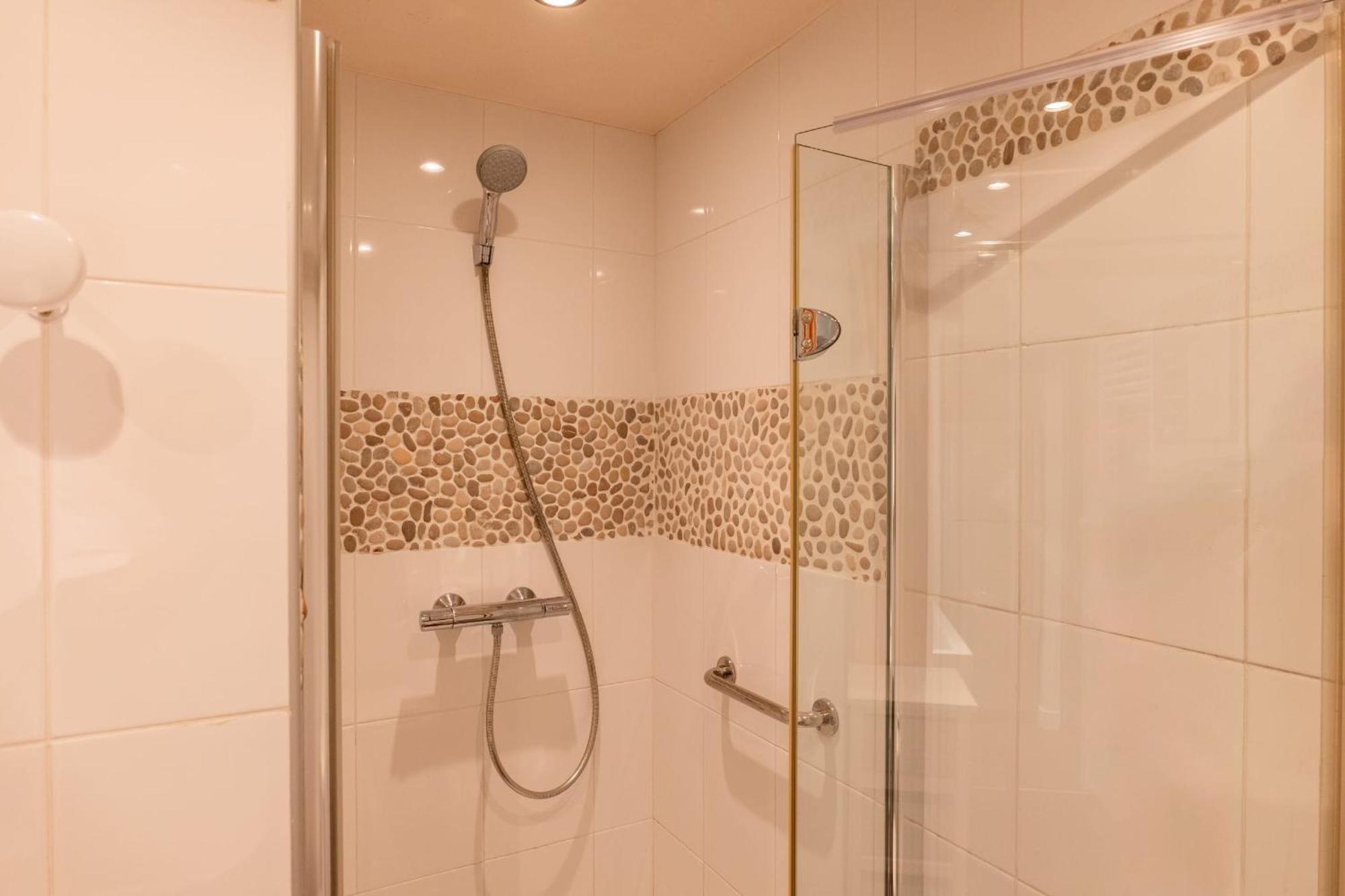 1-br Garden-level Inside Upscale District Cannes