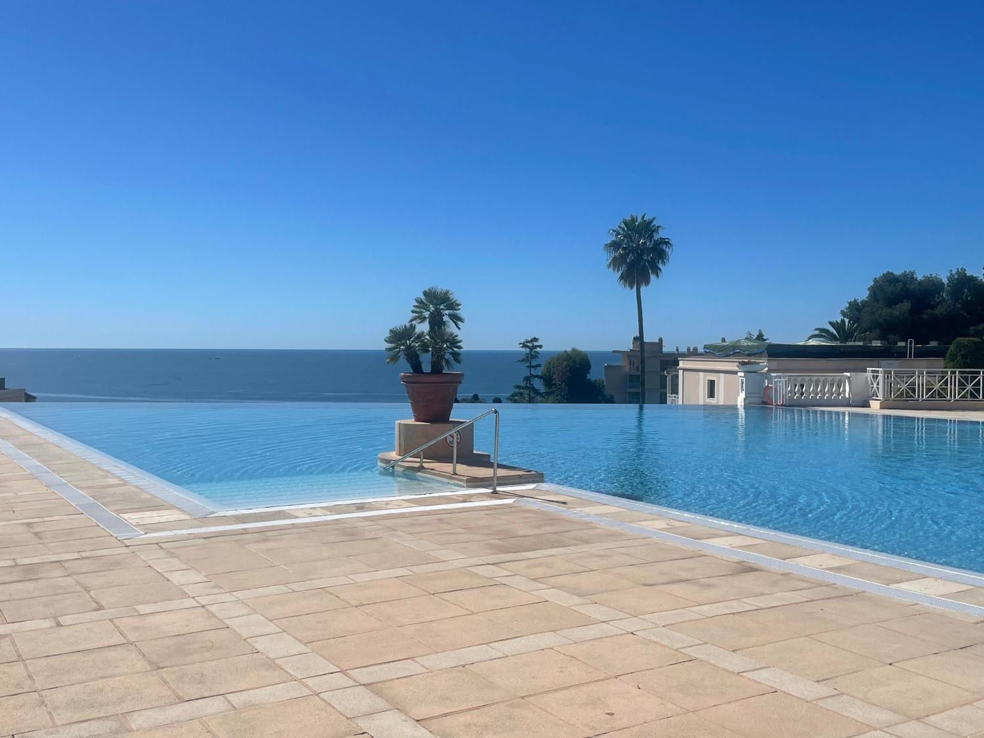 Appartement De Charme Avec Piscine A Debordement