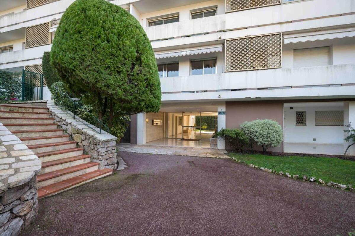 A081-cannes Avec Terrasse Au Calme * Cannes