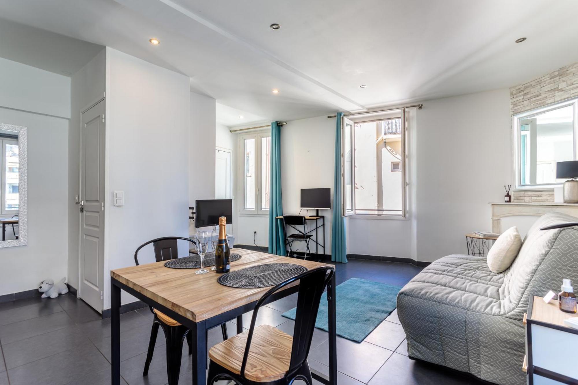 Apartment Les Suisses Zentral In Der Schoenen Altstadt Von Le Suquet 5 Min Zum Wlan *