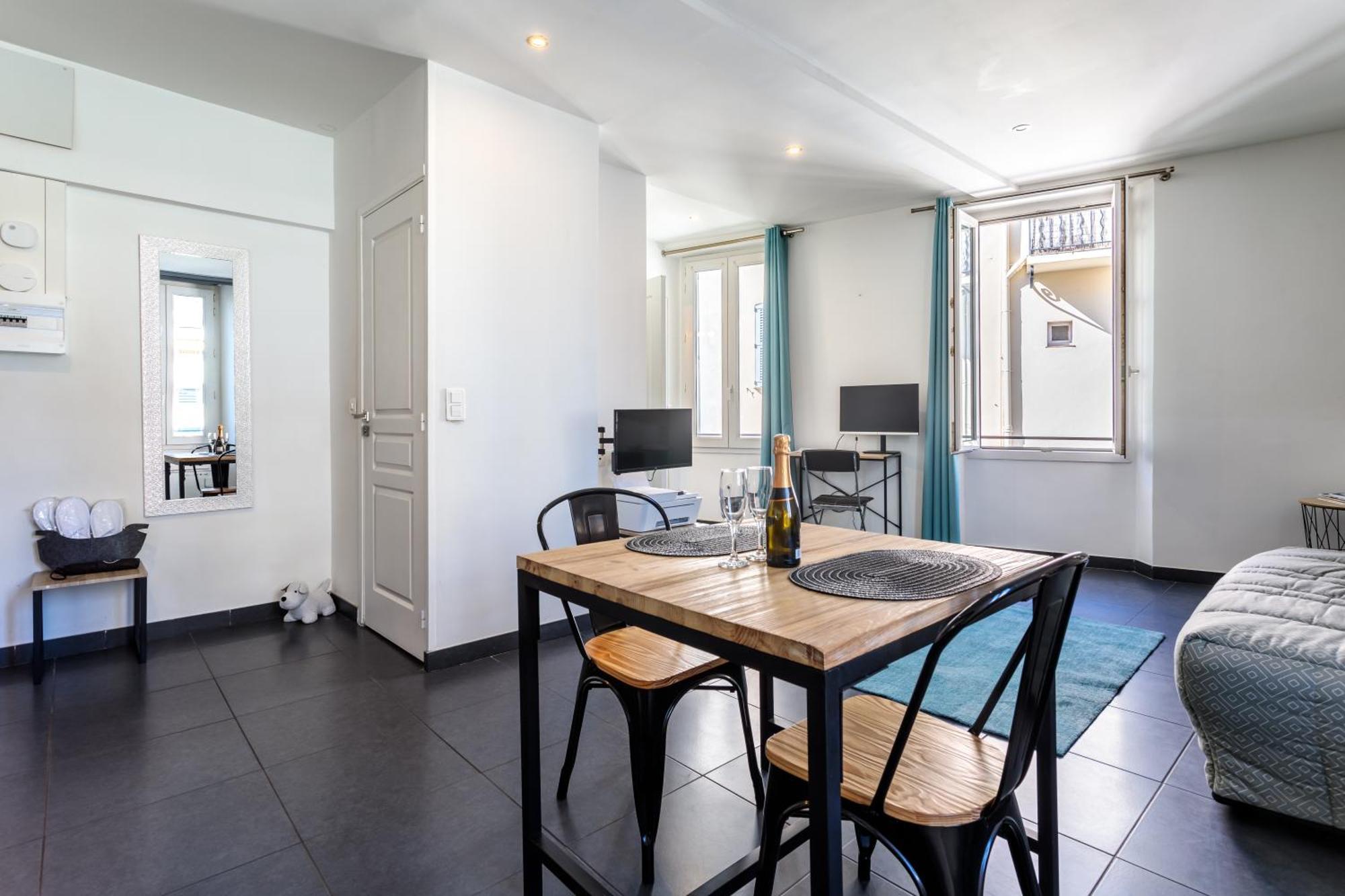 Apartment Les Suisses Zentral In Der Schoenen Altstadt Von Le Suquet 5 Min Zum Wlan *