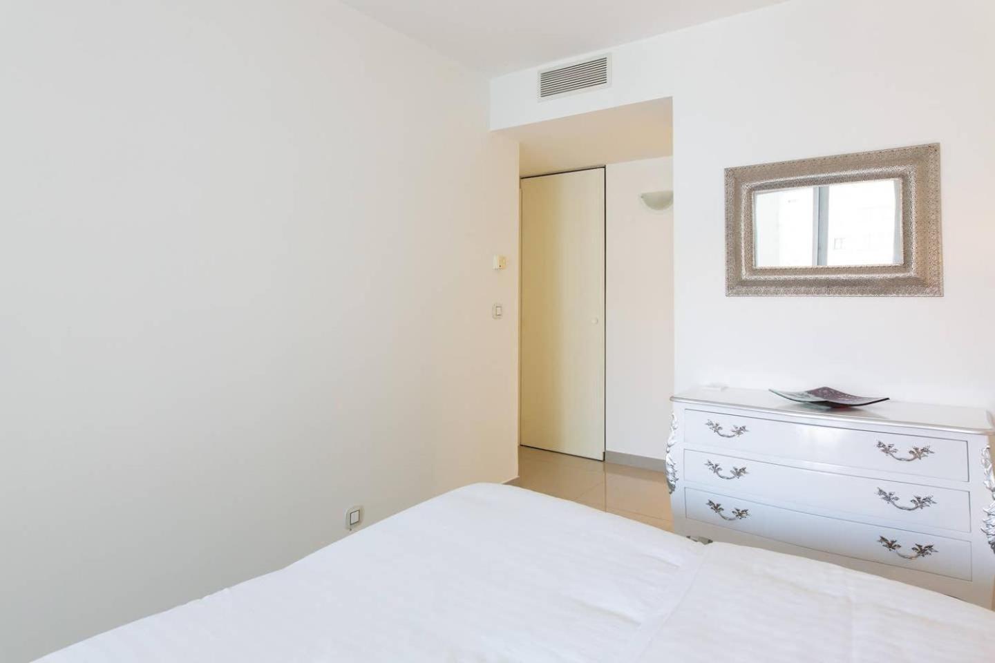 Apartment Martinez Area: Modern 3 Bedrooms W/ Terrace *