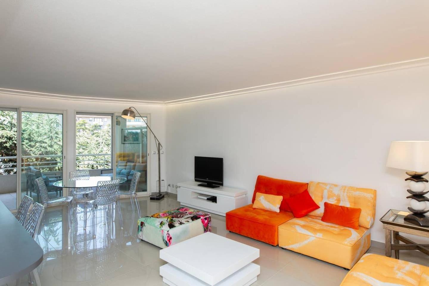 Martinez Area: Modern 3 Bedrooms W/ Terrace Cannes
