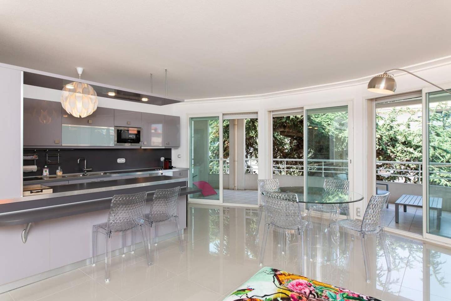 Martinez Area: Modern 3 Bedrooms W/ Terrace Cannes
