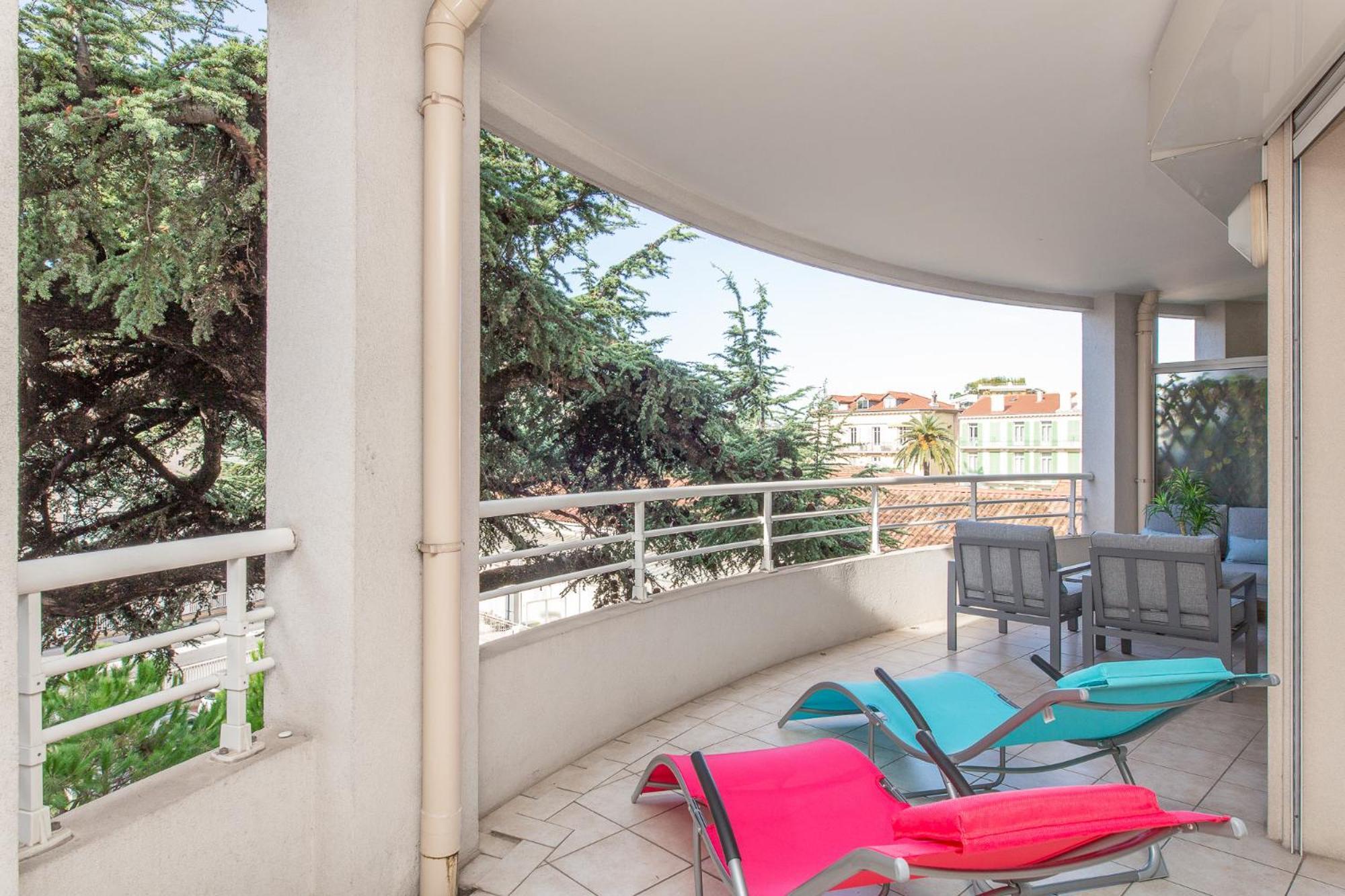 Martinez Area: Modern 3 Bedrooms W/ Terrace Cannes