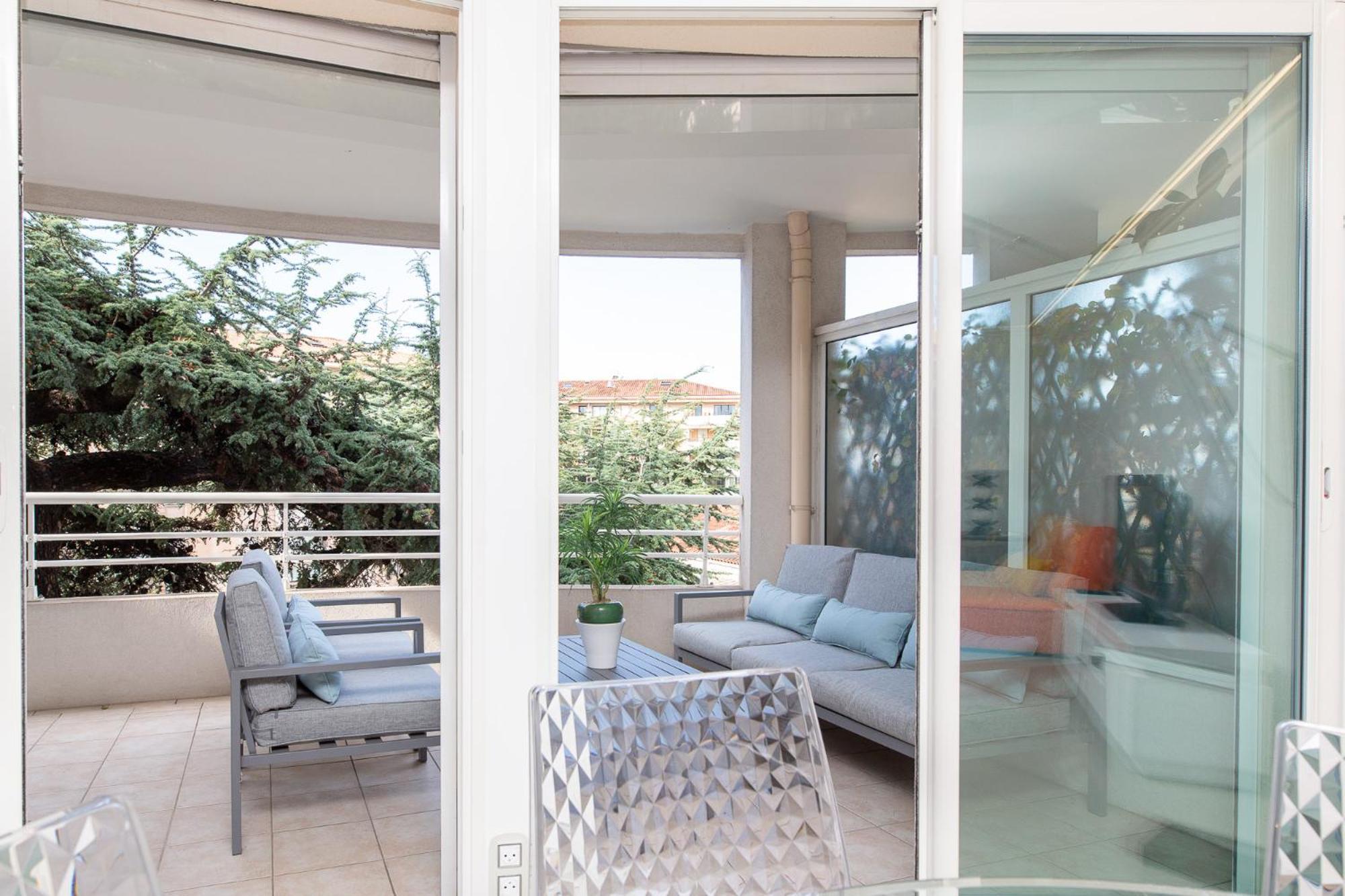 Martinez Area: Modern 3 Bedrooms W/ Terrace Cannes