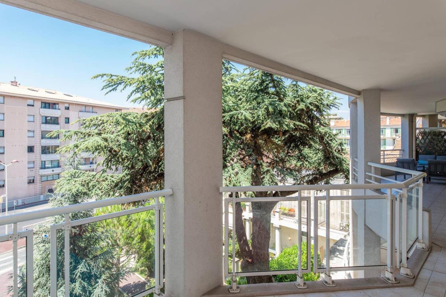 Martinez Area: Modern 3 Bedrooms W/ Terrace
