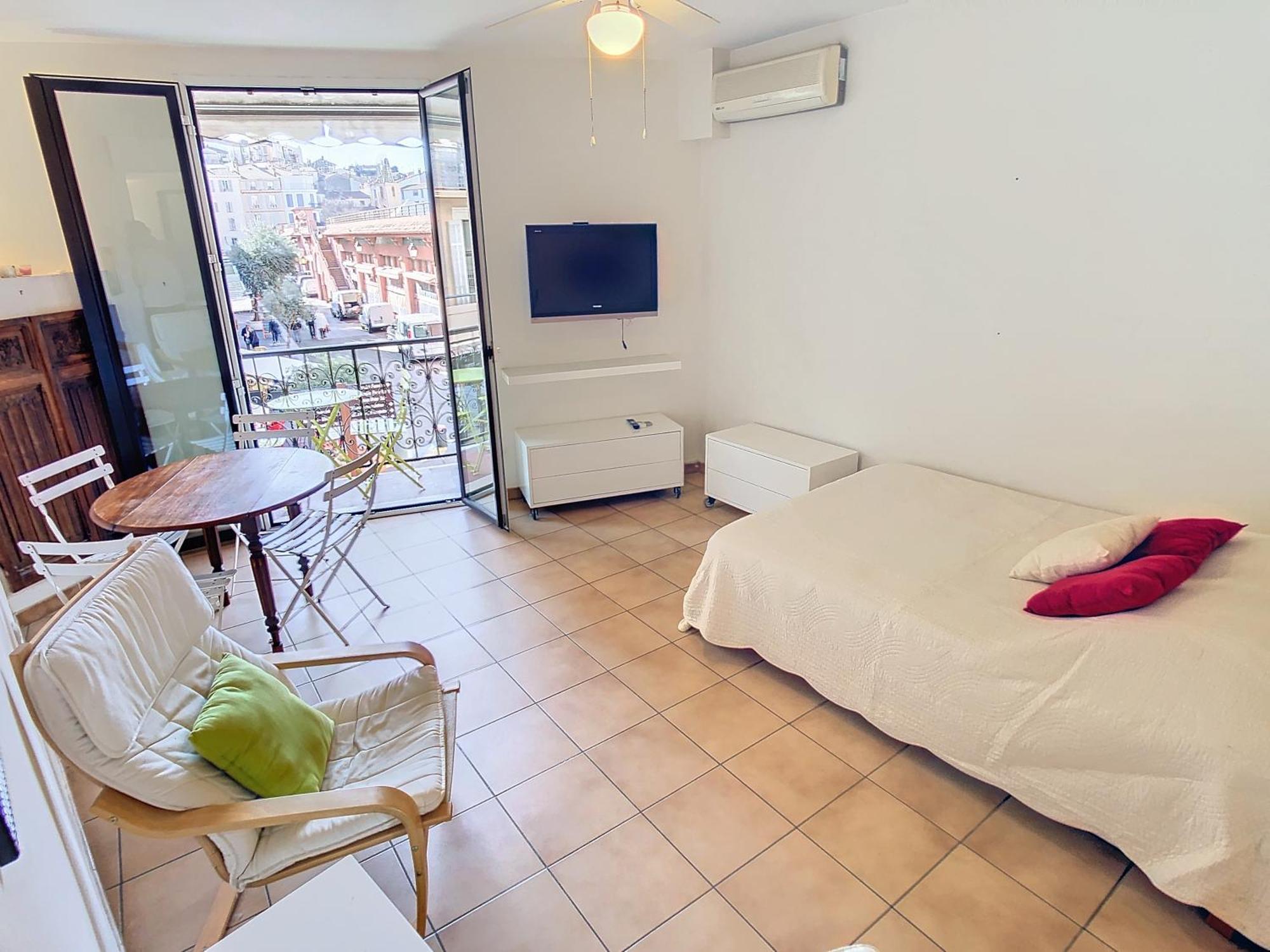 Apartment With View On Marche Forville For 2 128