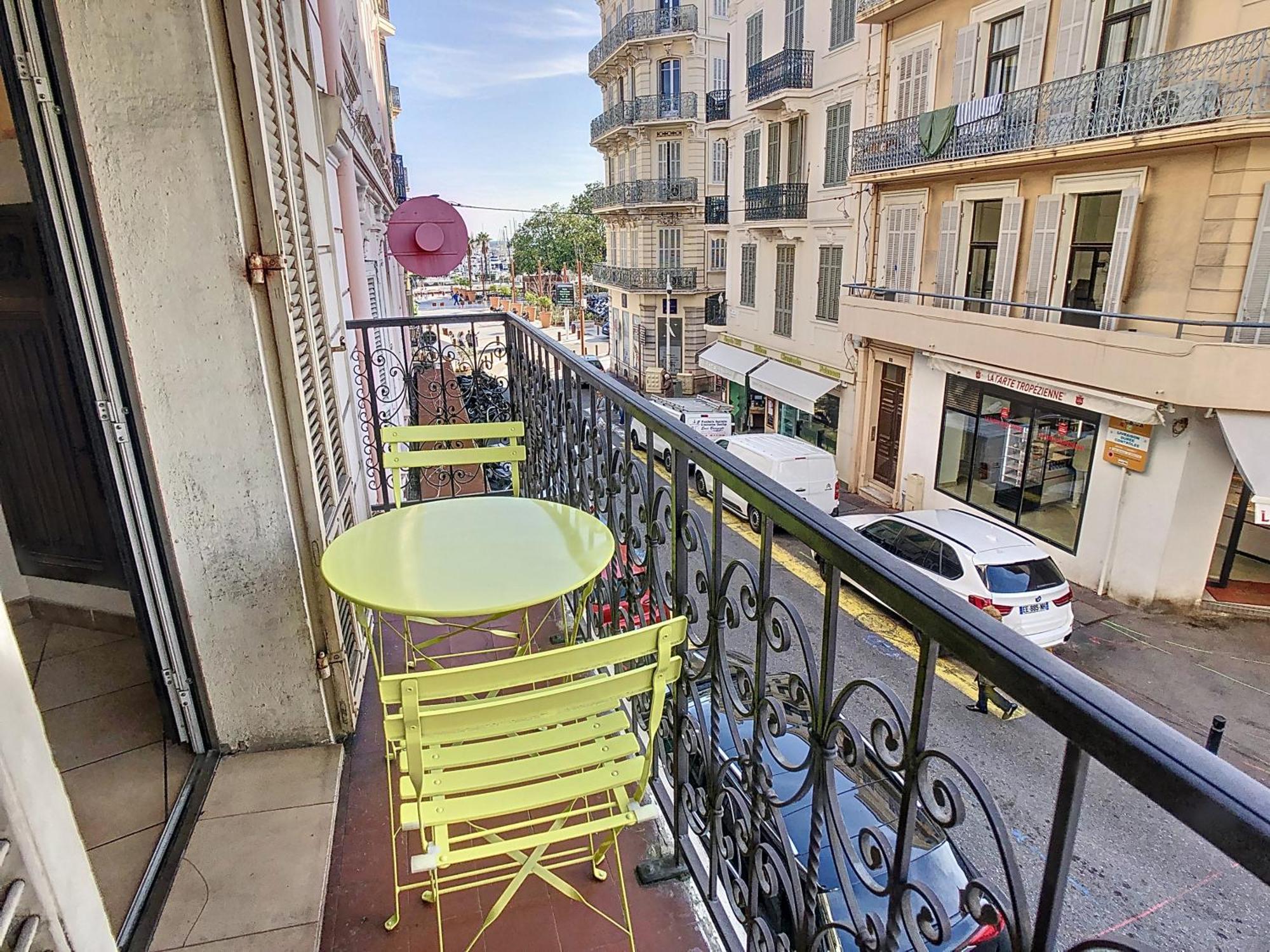 Apartment With View On Marche Forville For 2 128