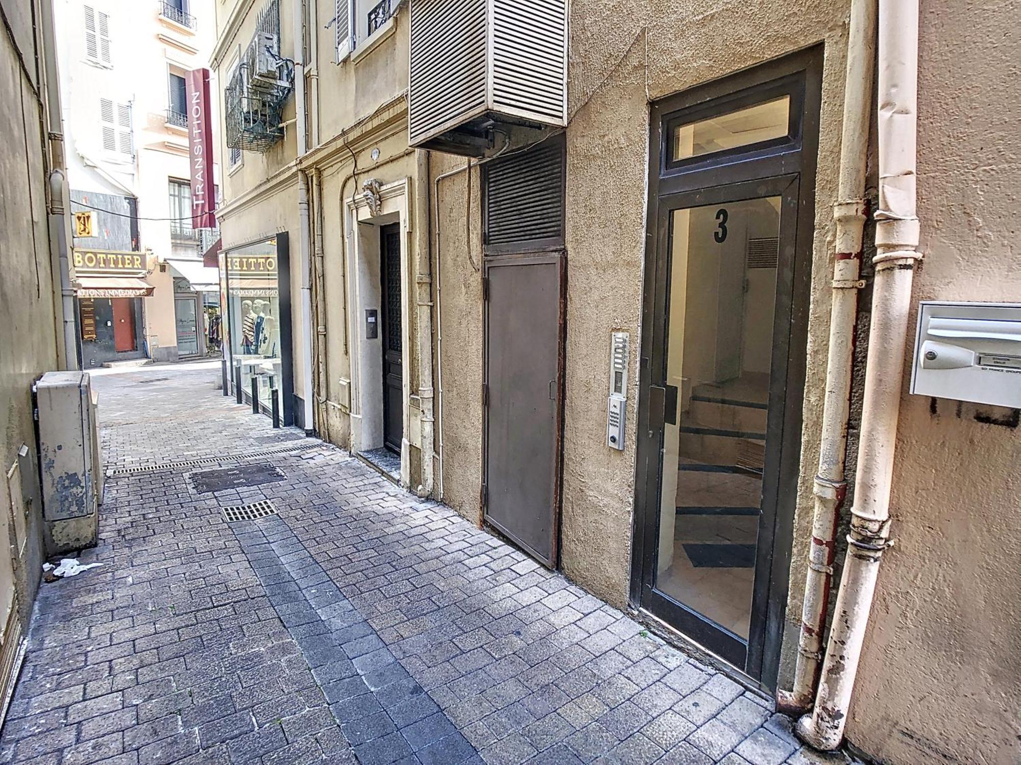 Apartment With View On Marche Forville For 2 128 Cannes