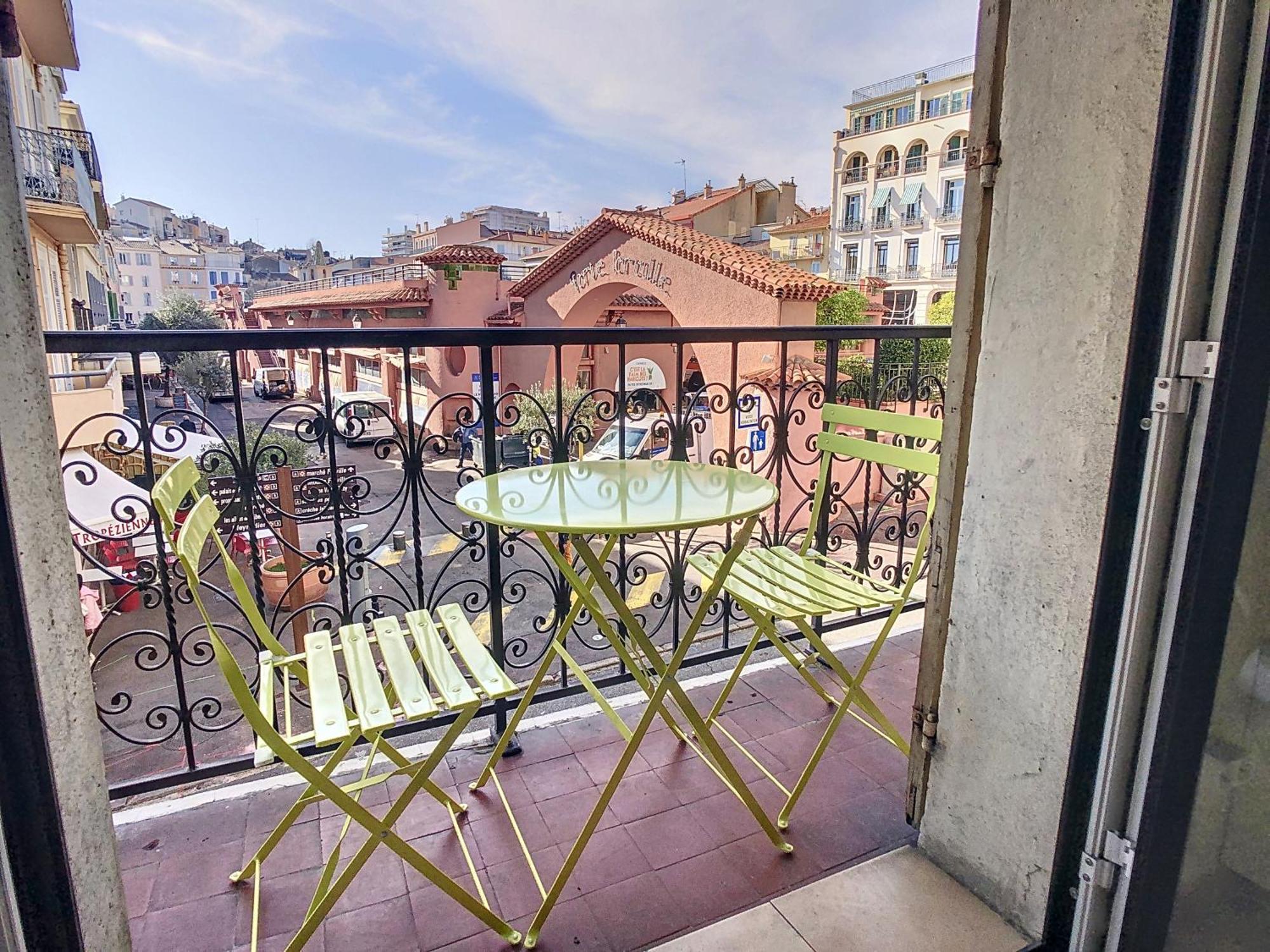 Apartment With View On Marche Forville For 2 128 *