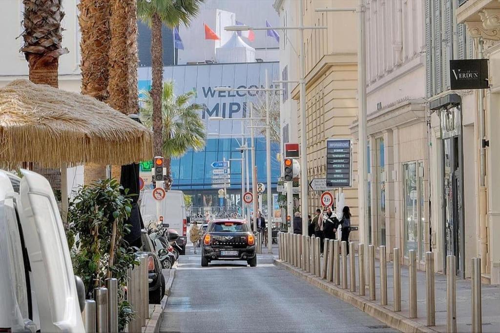 Palais Des Festivals Et Rue D'antibes Charme Mansardes *