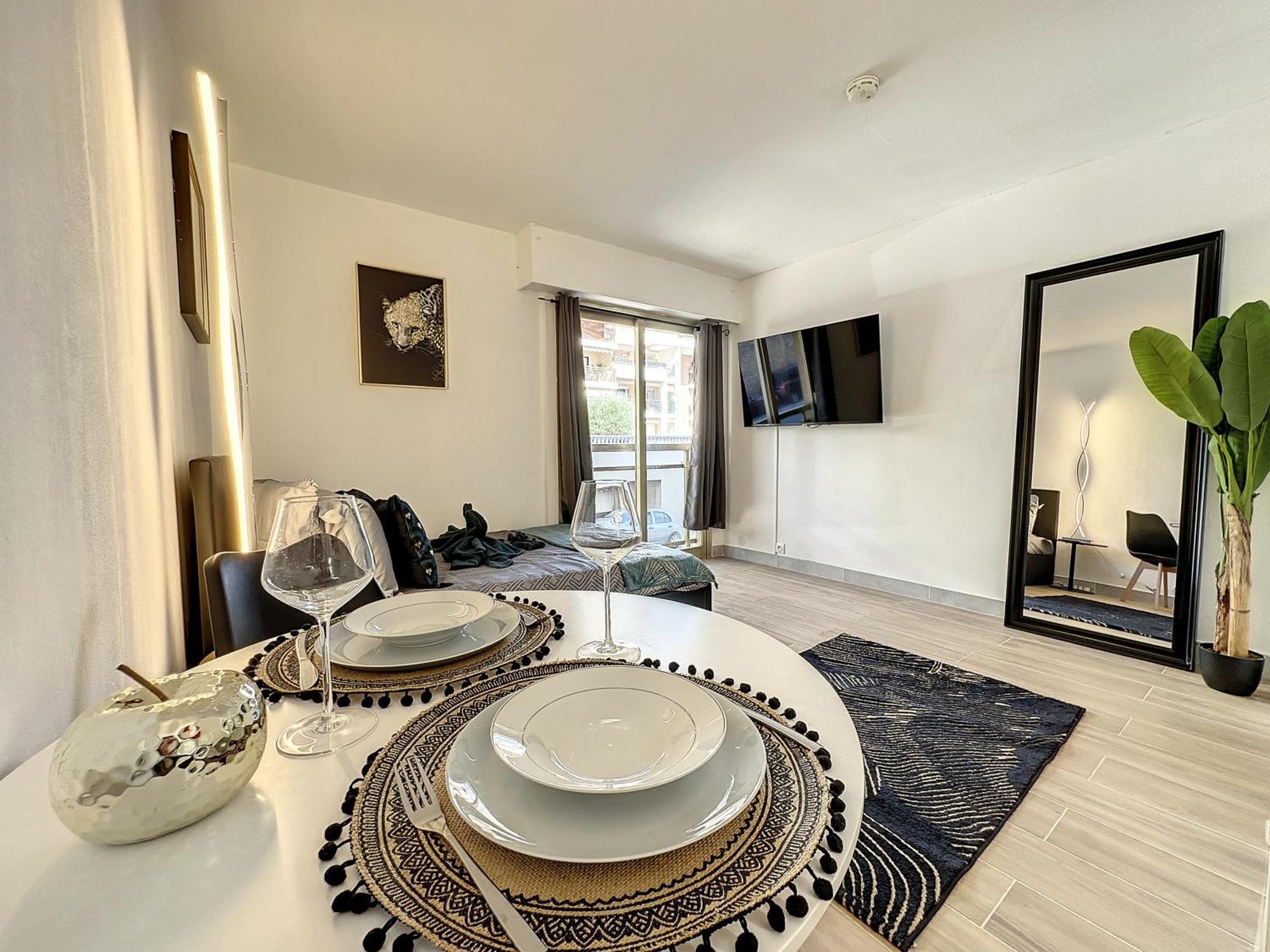 Evasion : Baignoire Spa, Ac, Wifi, Netflix Apartment Cannes
