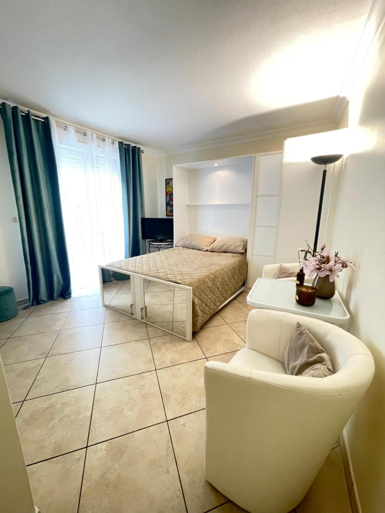 Jolie A Apartment *