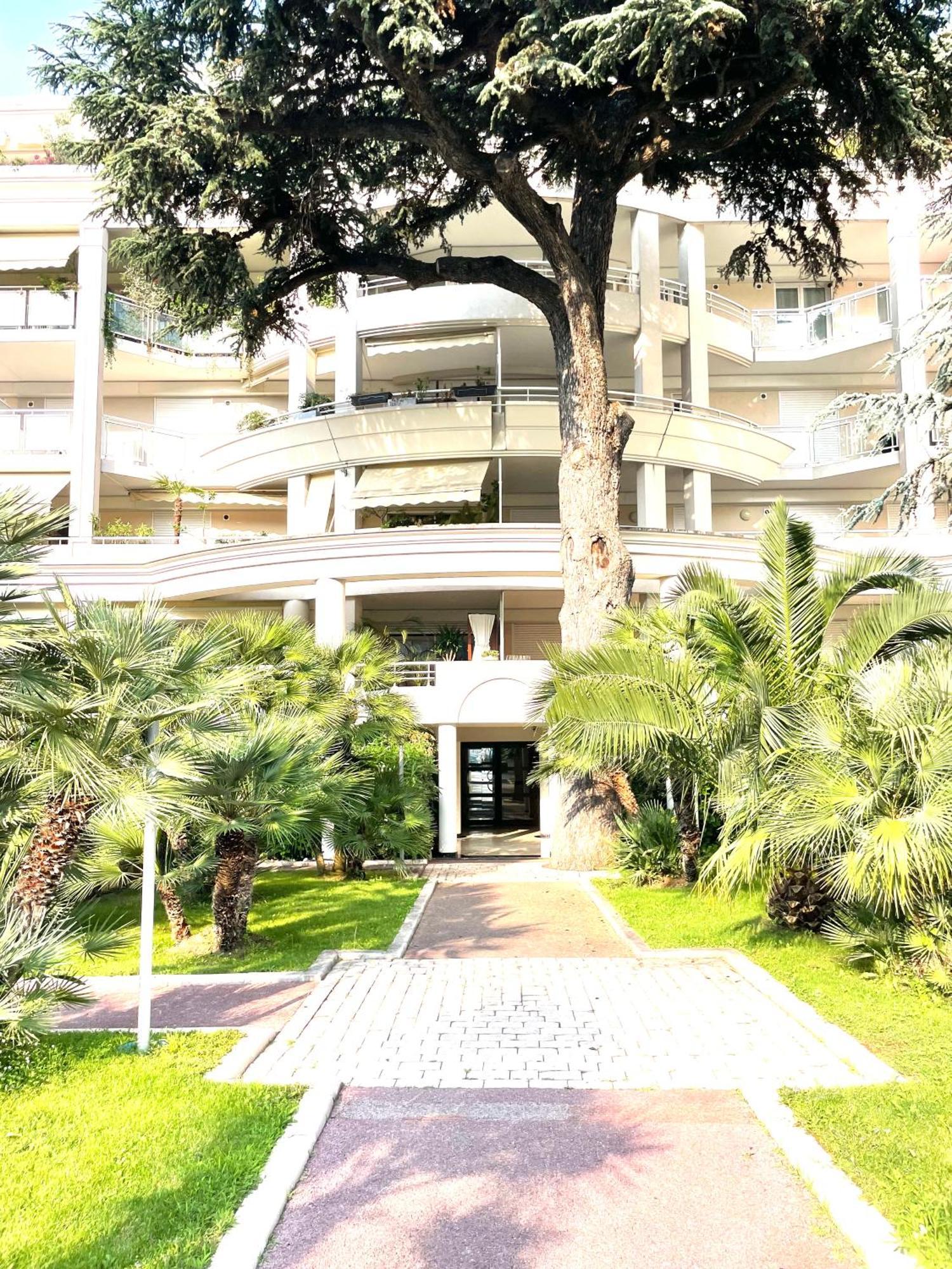 Jolie A Apartment