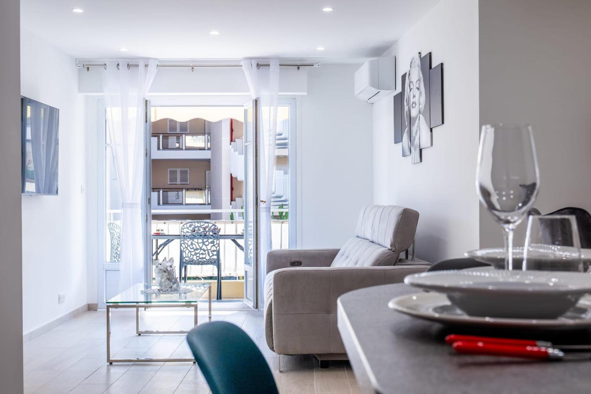 2 Bedrooms With Terrace 100 Metres From The Sea Apartment *