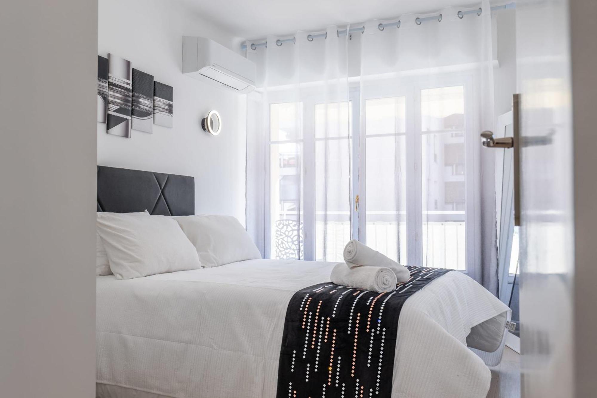 2 Bedrooms With Terrace 100 Metres From The Sea Apartment *