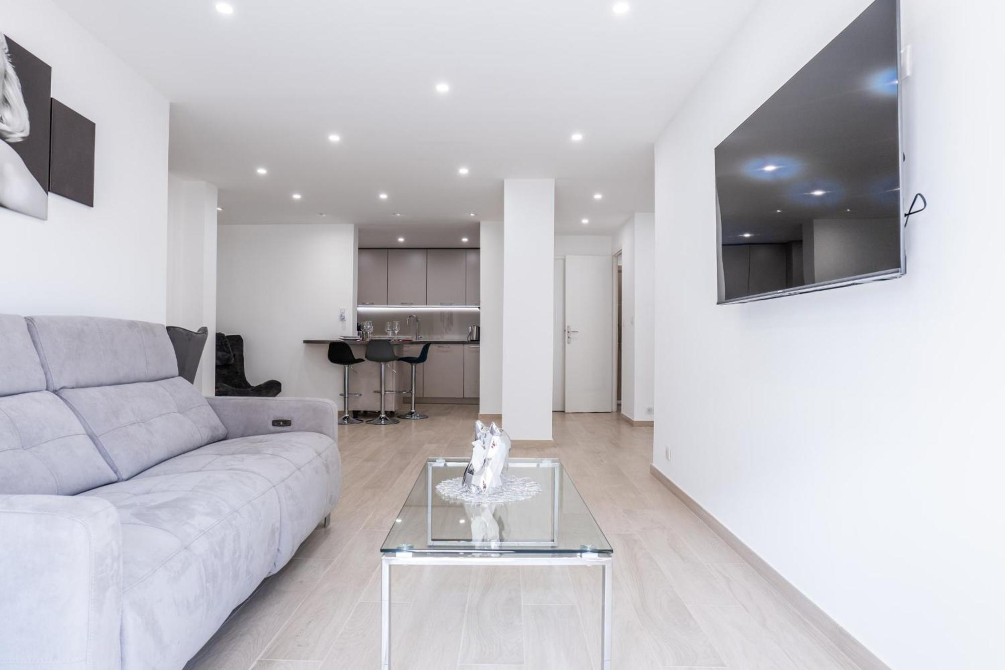 Apartment 2 Bedrooms With Terrace 100 Metres From The Sea *