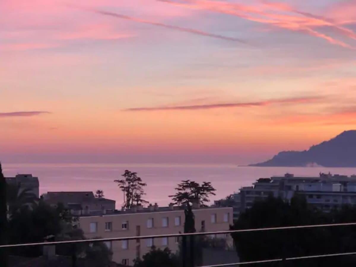B002 - Superbe Avec Vue Et Piscine Appartement *