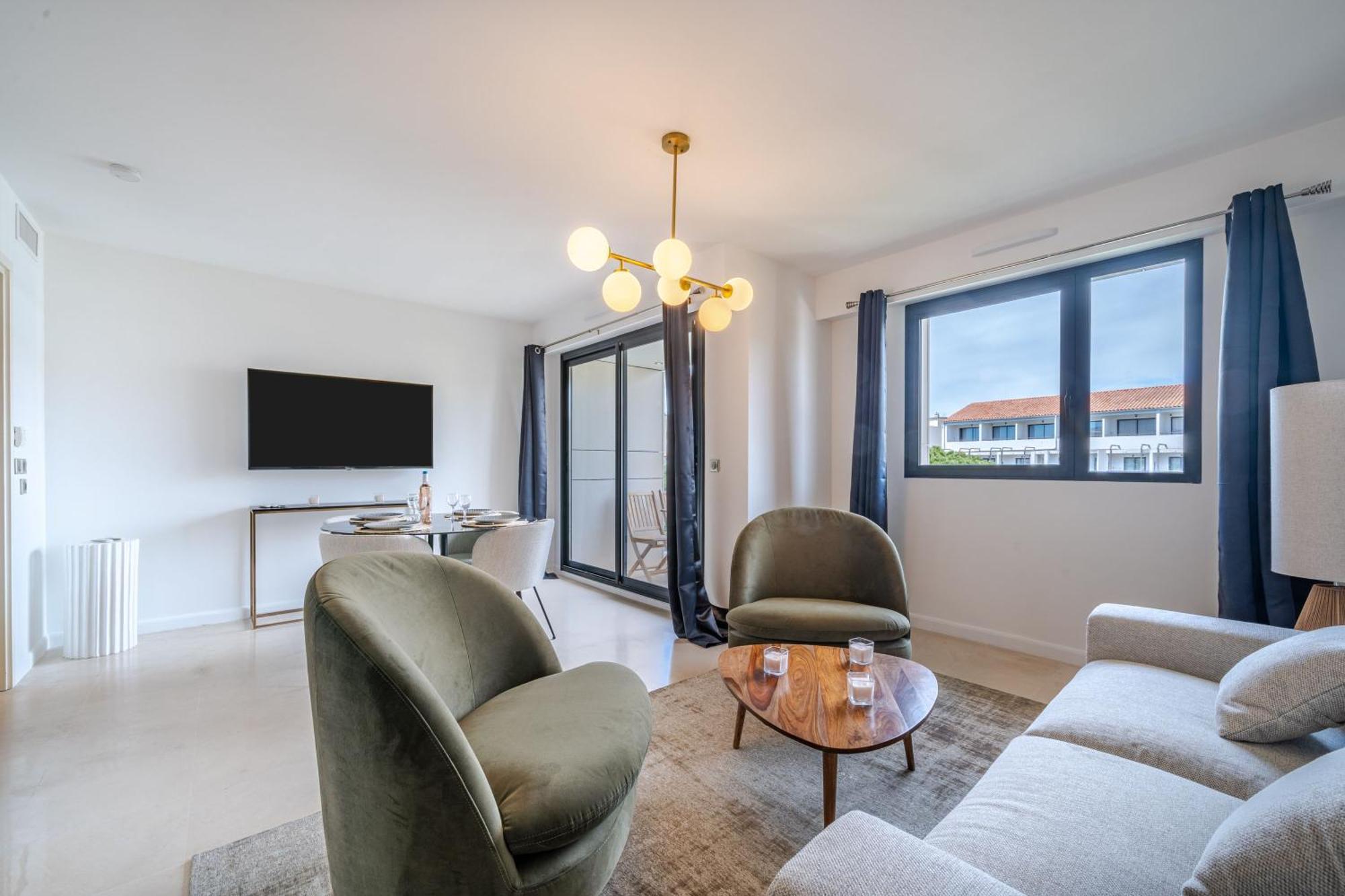Carlton Riviera - *