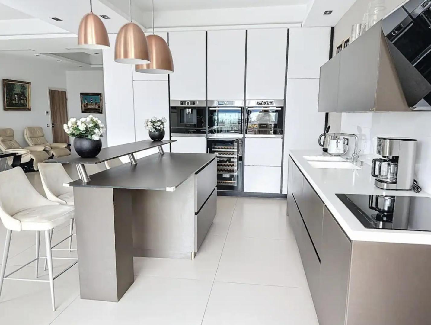 Luxurious 3-bedroom With Stunning Sea View Apartment