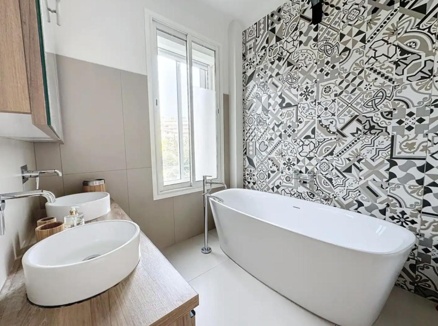 Luxurious 3-bedroom With Stunning Sea View Apartment