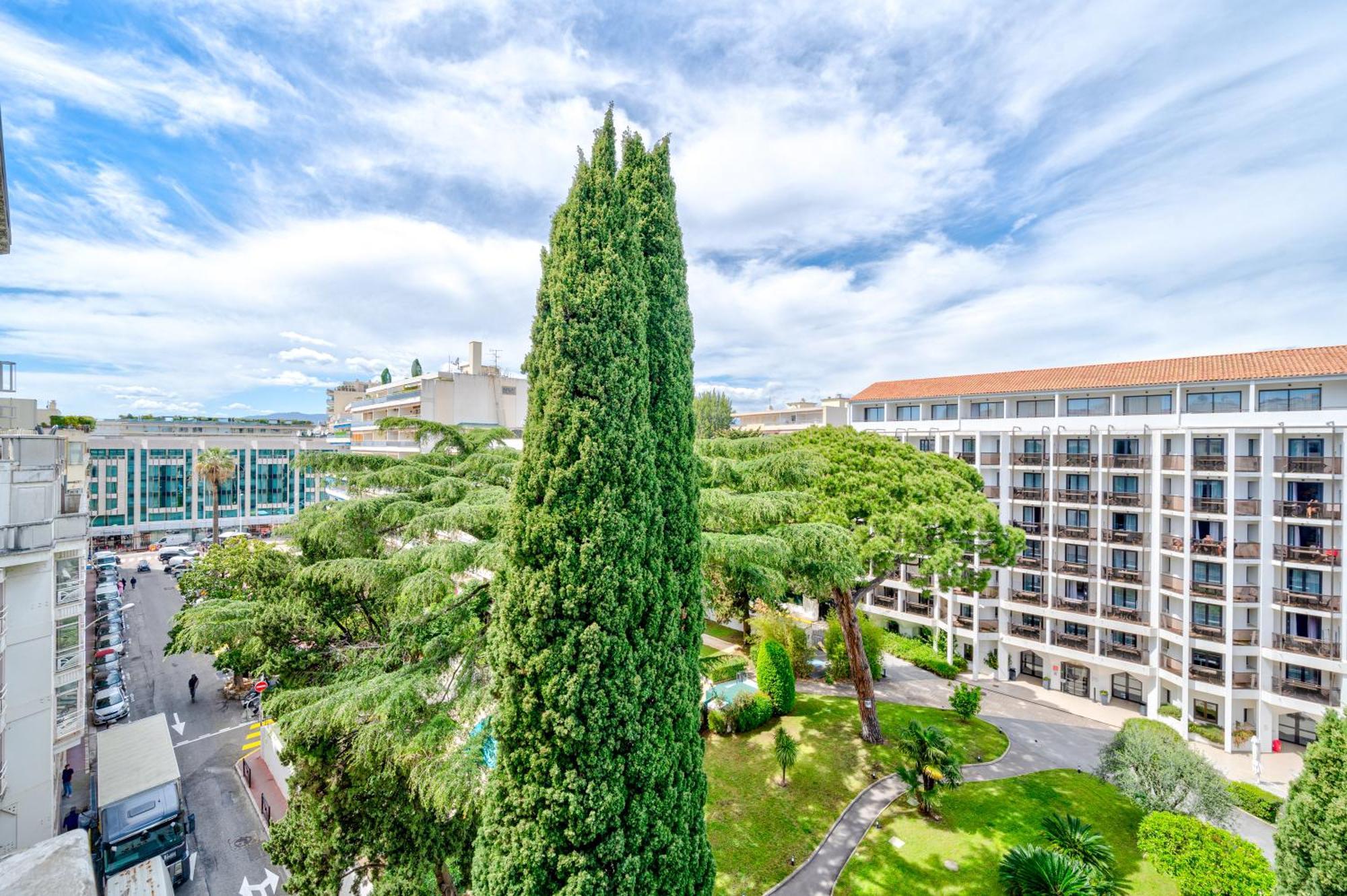Carlton Riviera - *