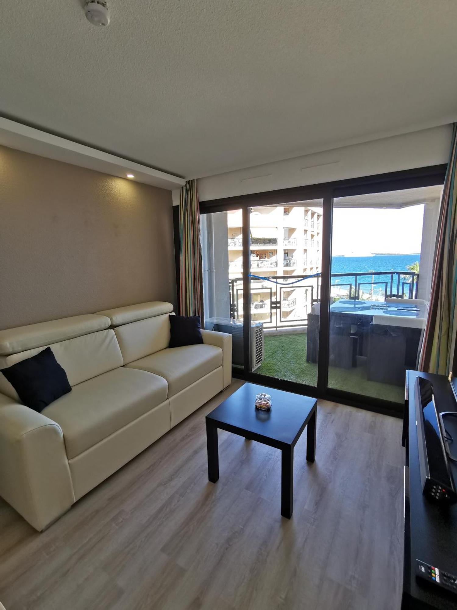 En Bord De Apartment Cannes