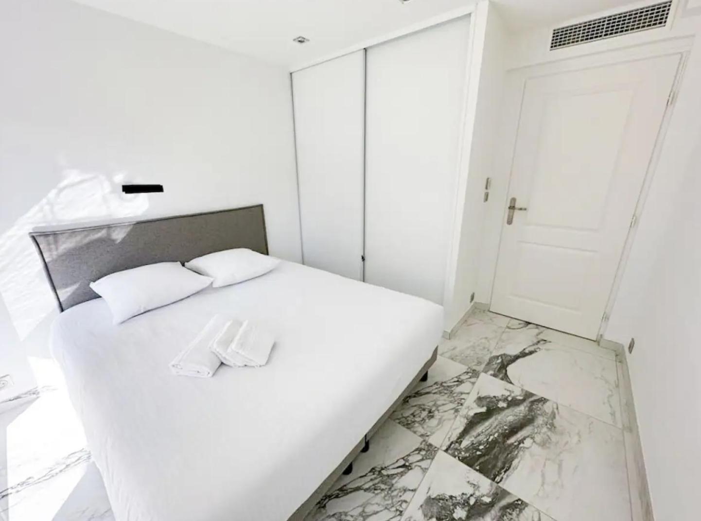 Apartment Modern 3 Bedroom Flat With Balcony