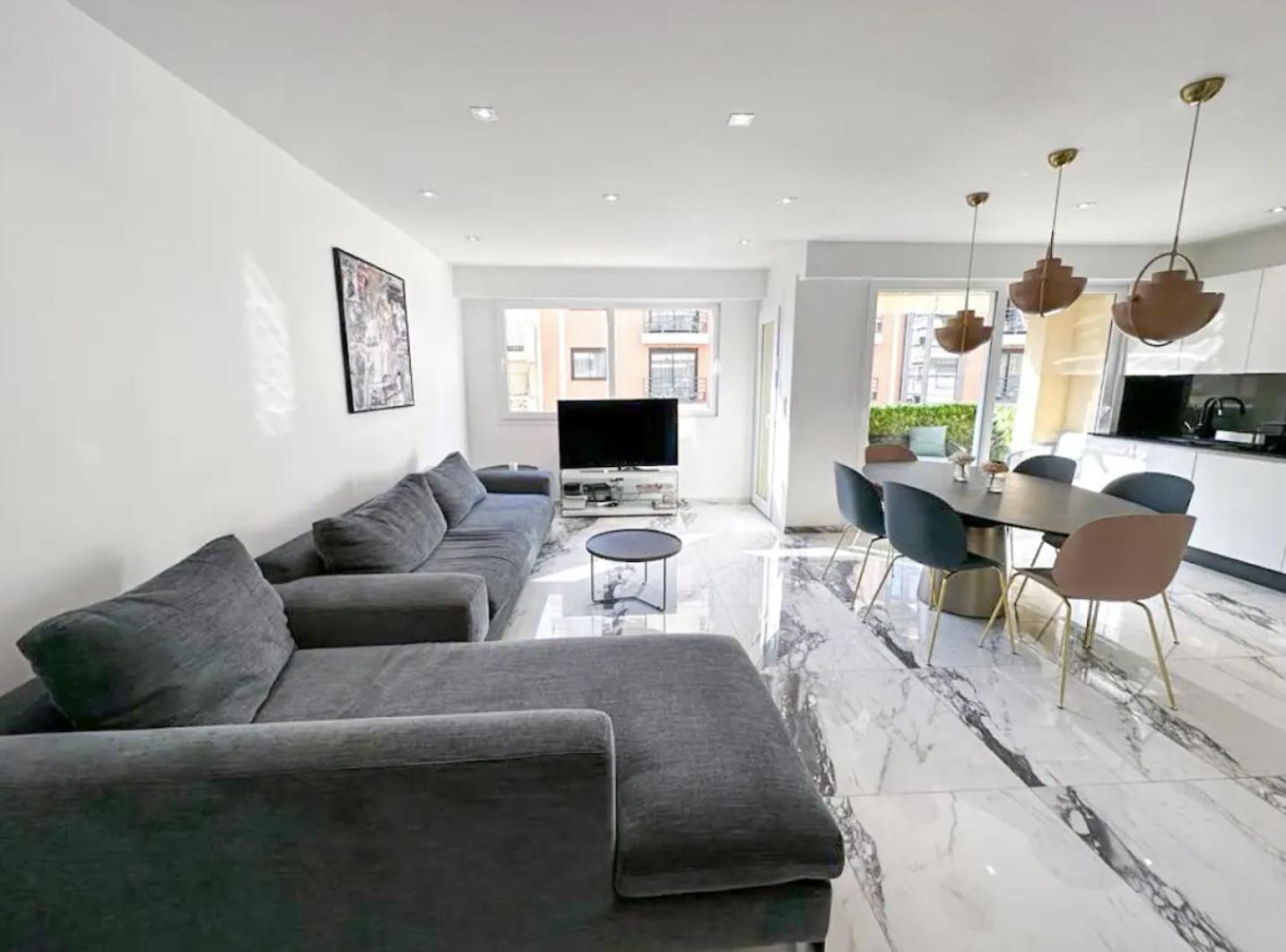 Modern 3 Bedroom Flat With Balcony Apartment *