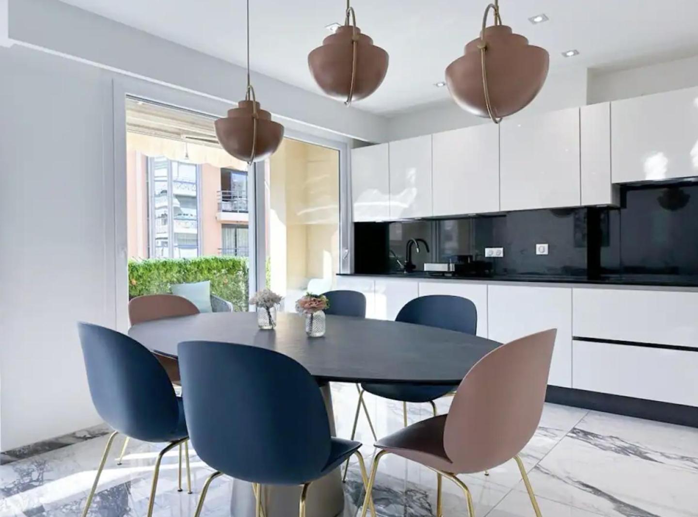 Modern 3 Bedroom Flat With Balcony Apartment *