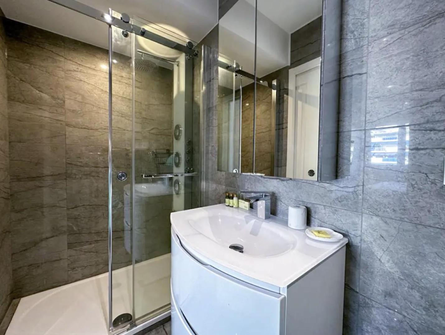 Apartment Modern 3 Bedroom Flat With Balcony *
