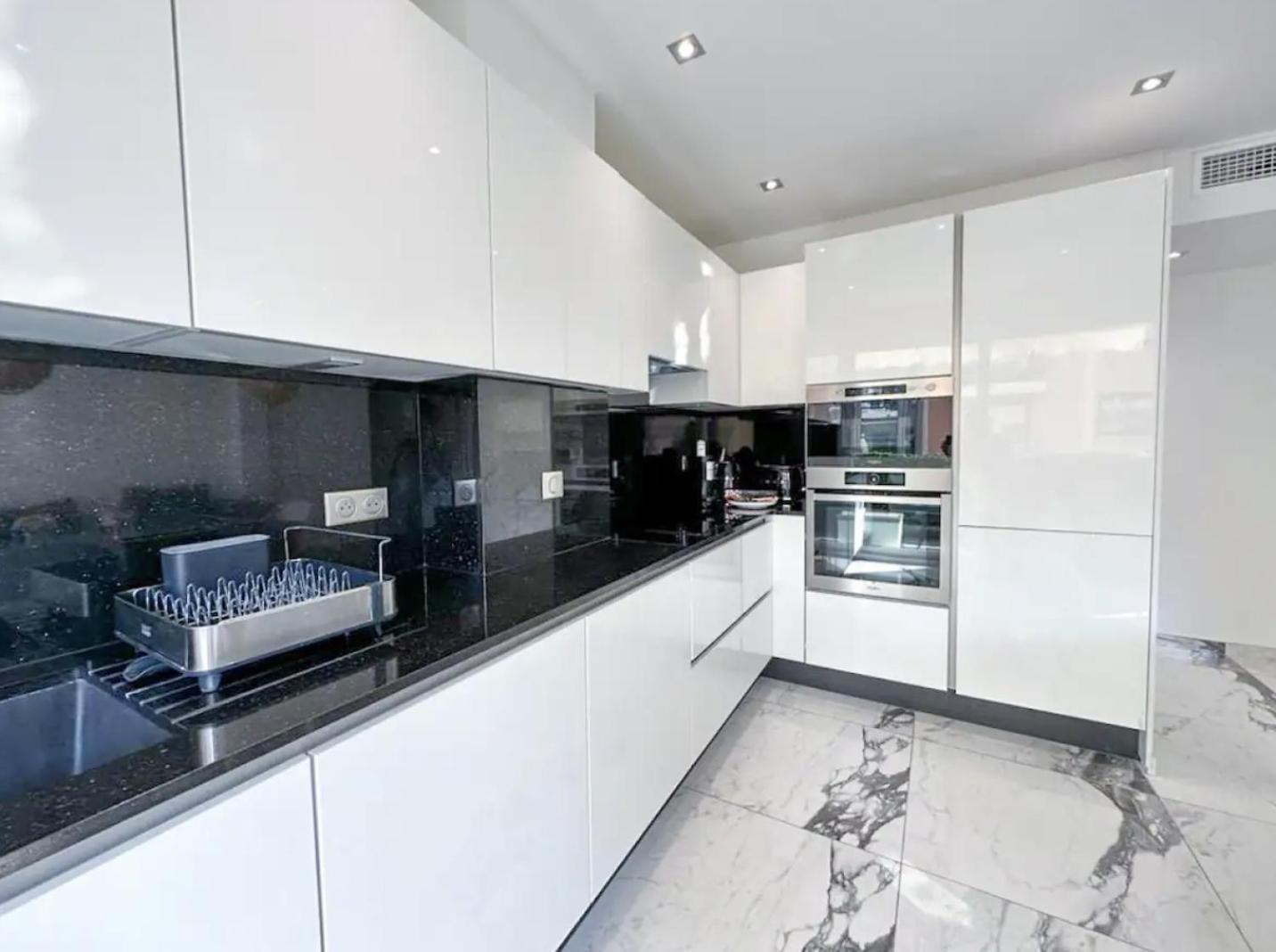 Apartment Modern 3 Bedroom Flat With Balcony