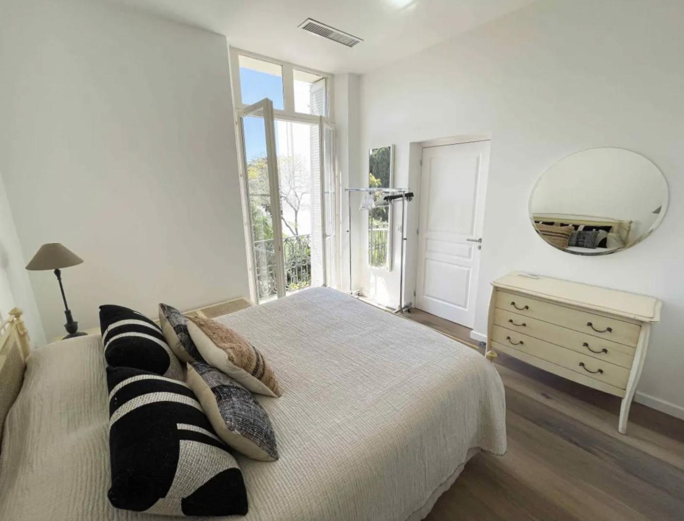 Apartment Beautifully Renovated 3 Bedroom In The Heart Of