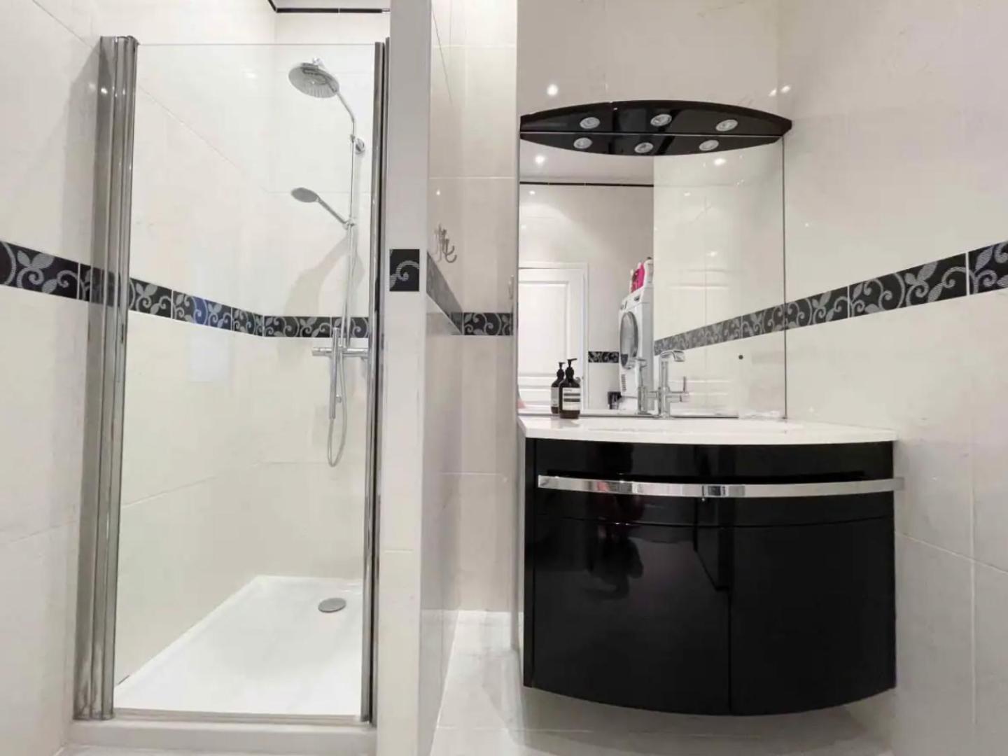 Apartment Beautifully Renovated 3 Bedroom In The Heart Of
