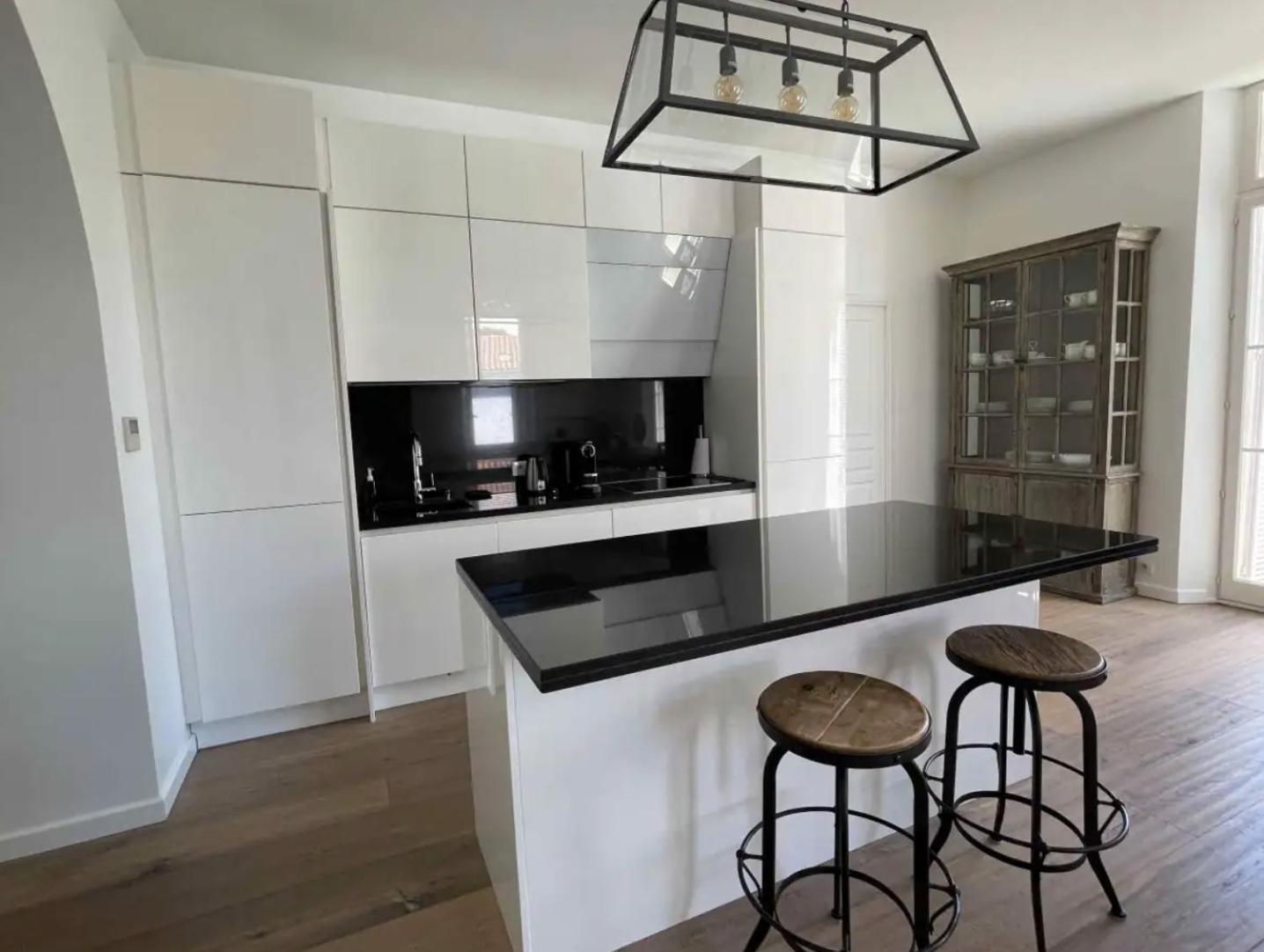 Apartment Beautifully Renovated 3 Bedroom In The Heart Of *
