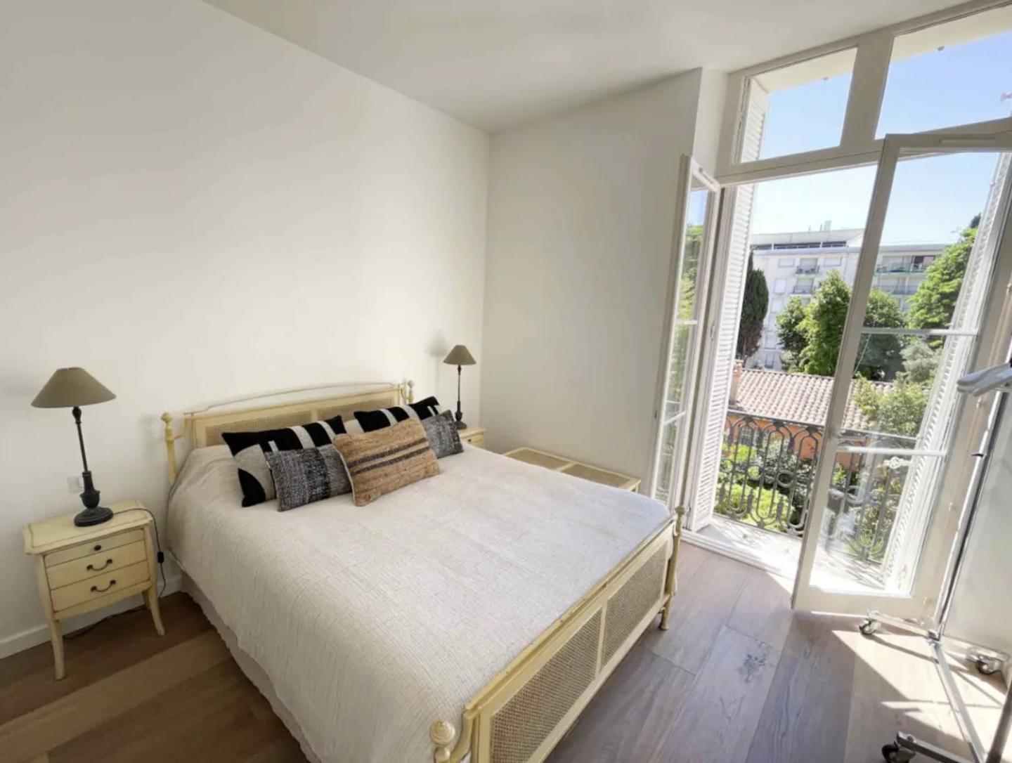 Apartment Beautifully Renovated 3 Bedroom In The Heart Of *