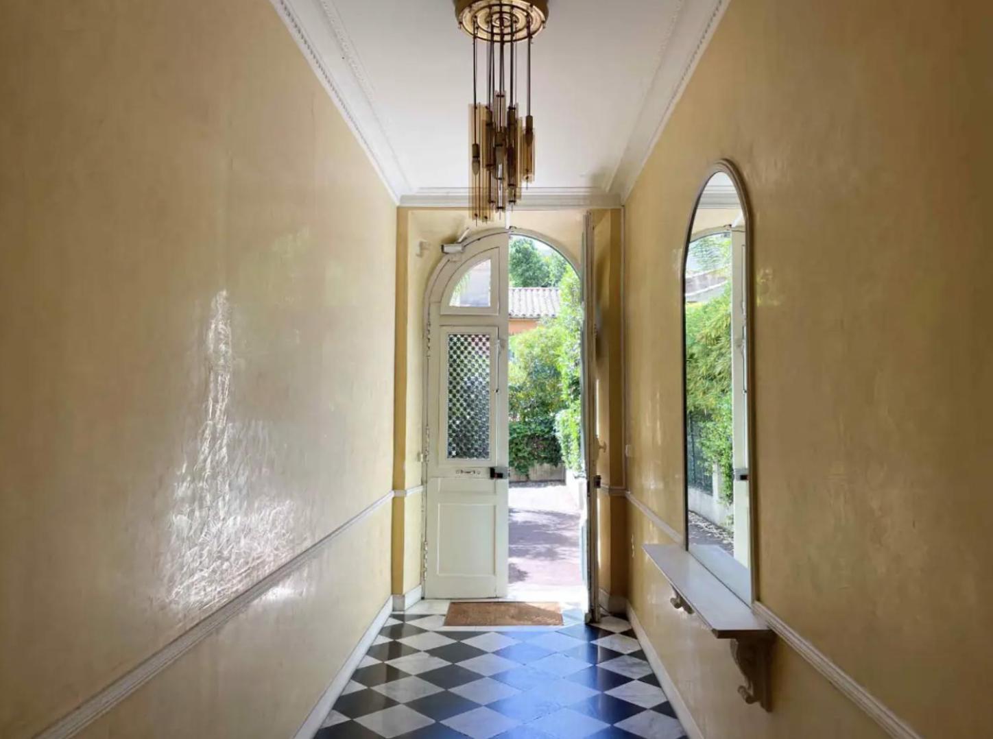 Apartment Beautifully Renovated 3 Bedroom In The Heart Of